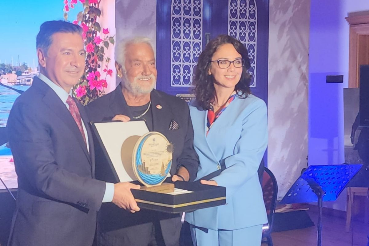 Fahri Turizm Elçiliği beratı verilen şarkıcı Fedon, '80 yıl öteki olarak yaşadım' ifadelerini kullandı