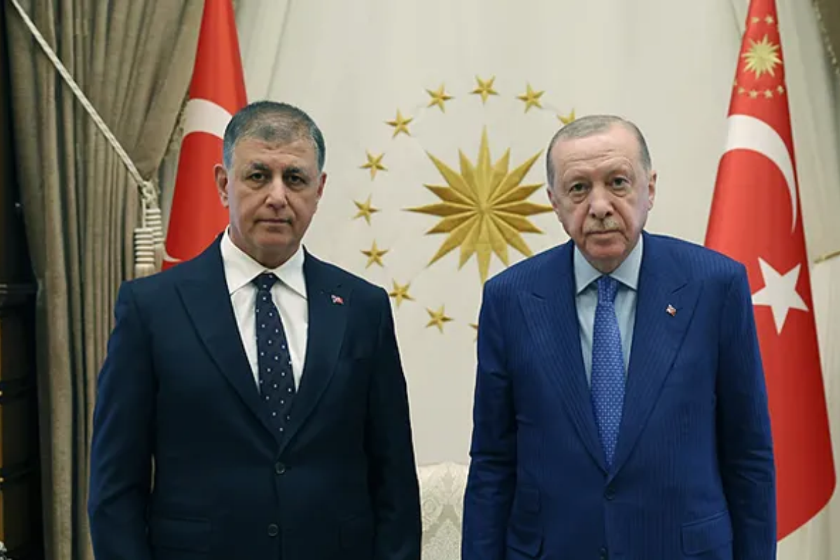 İzmir Büyükşehir Belediye Başkanı Cemil Tugay AK Parti'ye katıldı, 'İzmir'i güzel şeyler bekliyor' dedi