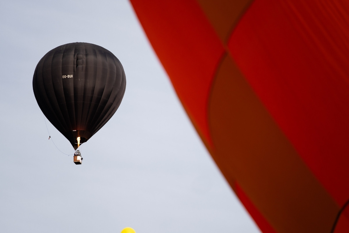 İtalya'da gökyüzü sıcak hava balonlarıyla renklendi