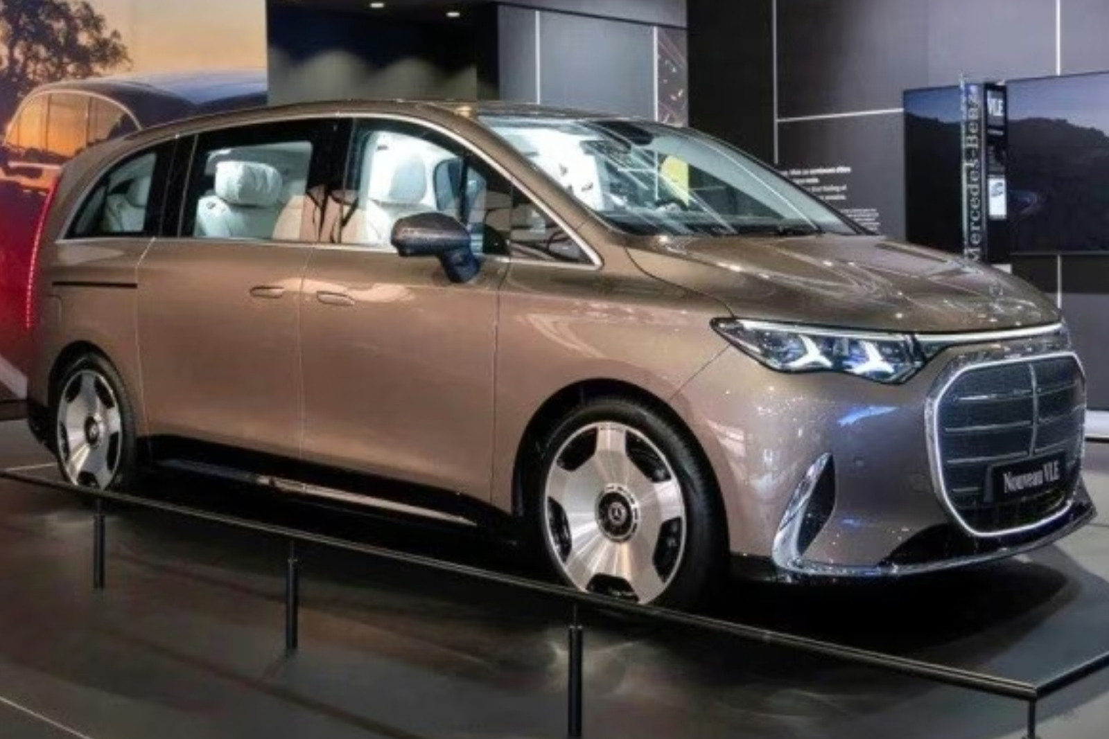 Paris'te bir çocuk, otomobil fuarındaki 70 bin euroluk Mercedes'i duvara çarptı