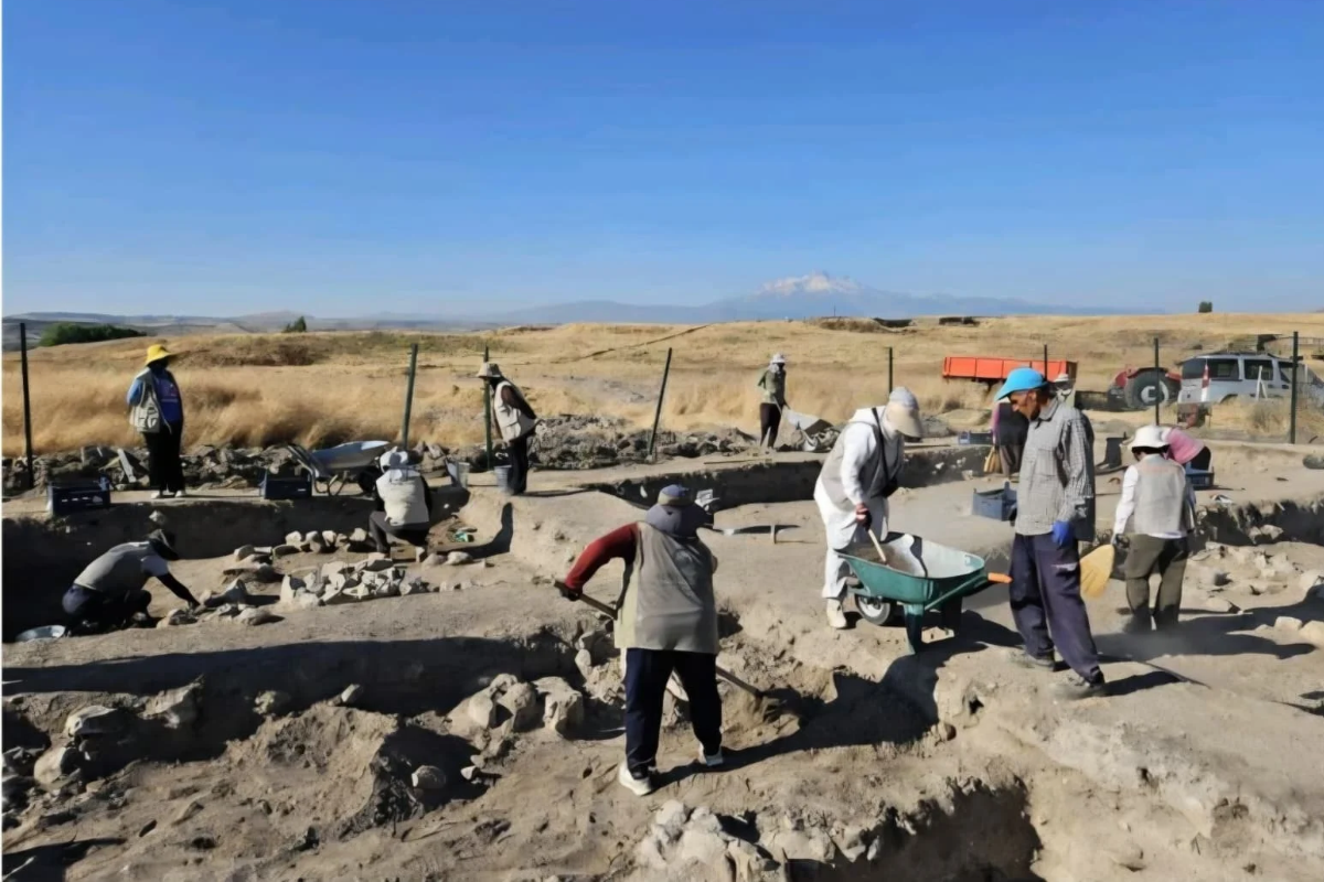 Kültepe'de 78 yıllık kazı tarihinde bir ilk; Helenistik Döneme ait mozaik döşemeli bir yapı bulundu