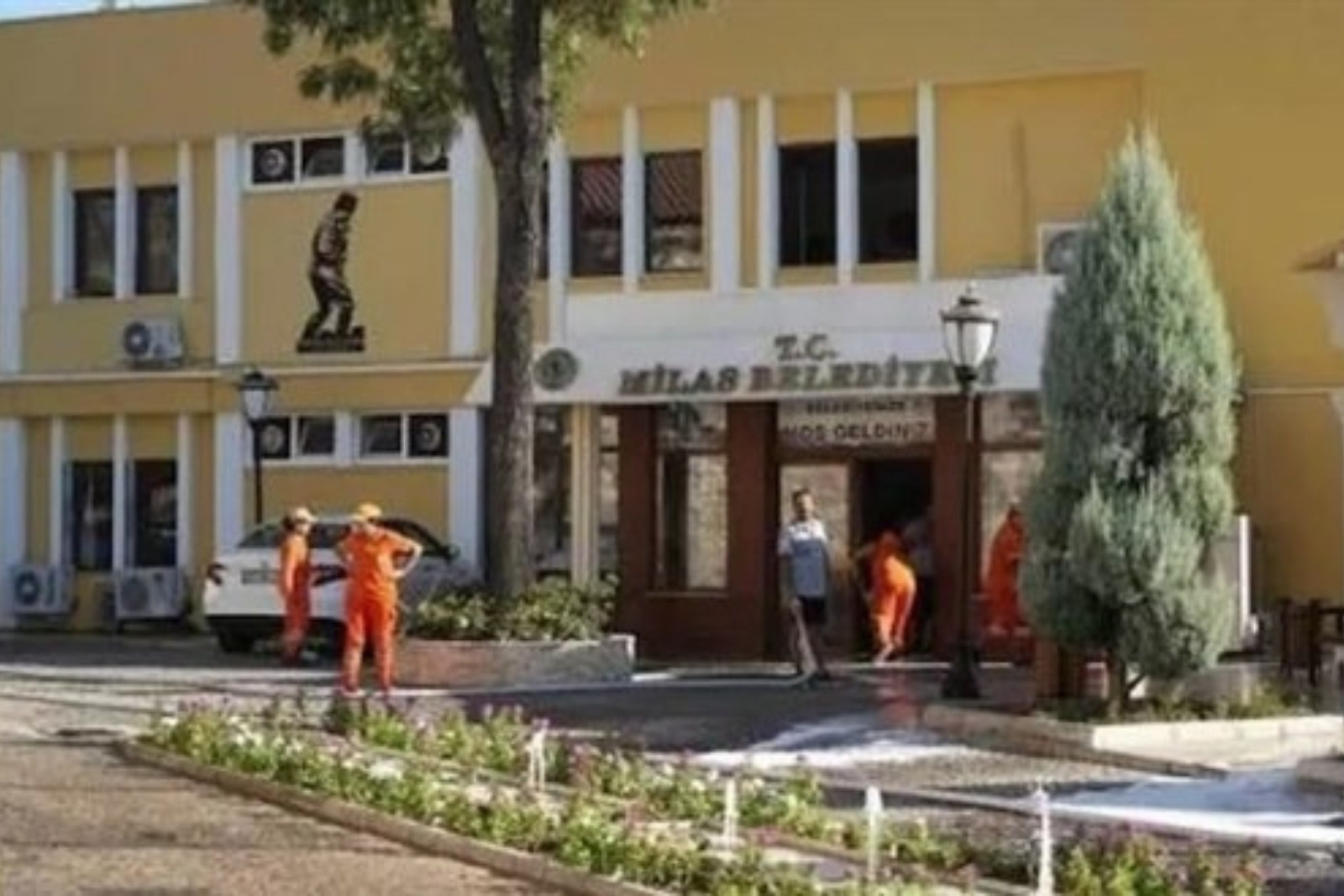 Milas Belediyesi'ne operasyon, polis belediye binasına giriş ve çıkışları durdurdu
