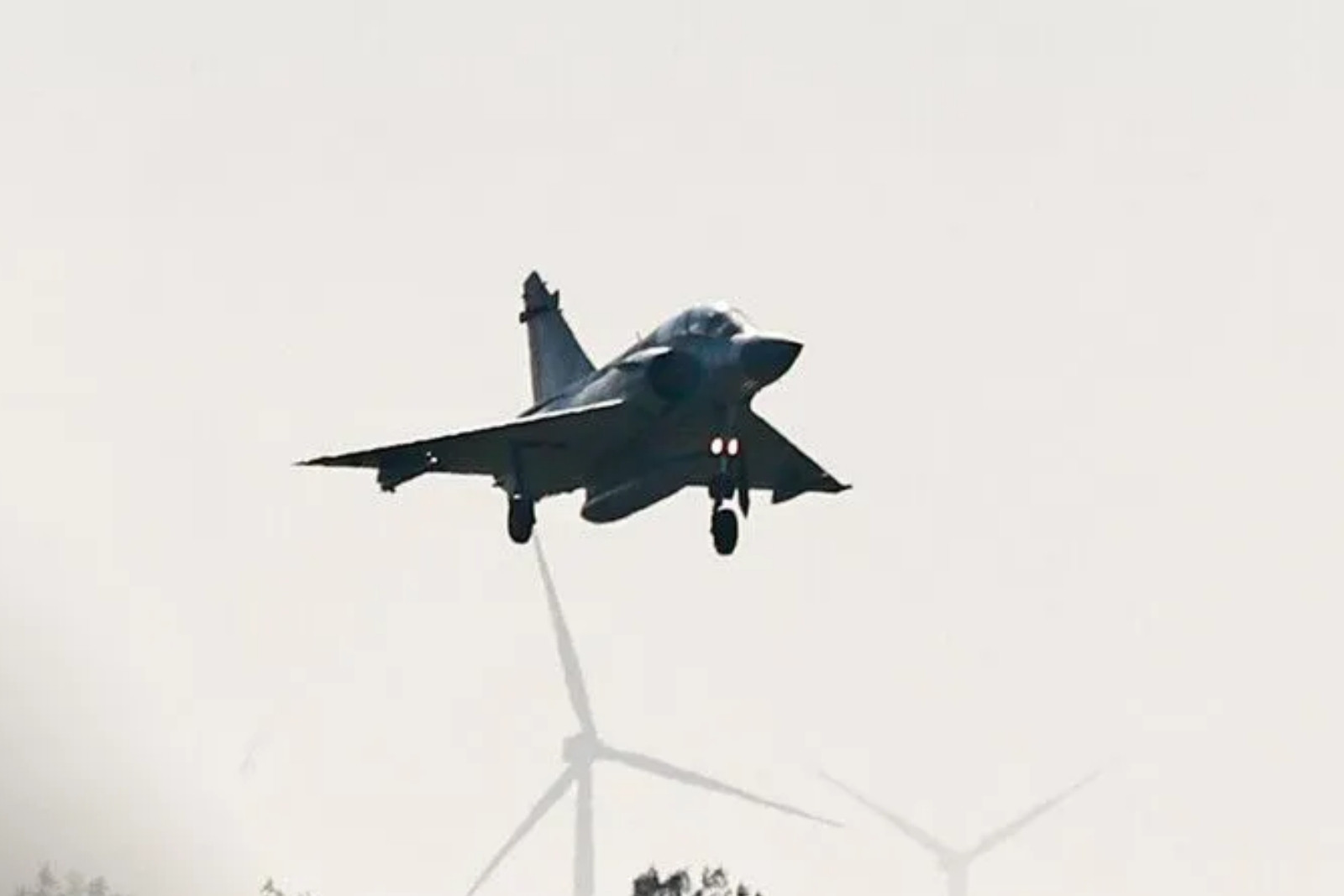 Fransa'da Mirage 2000D tipi savaş uçağı düştü, 1 kişi hayatını kaybetti