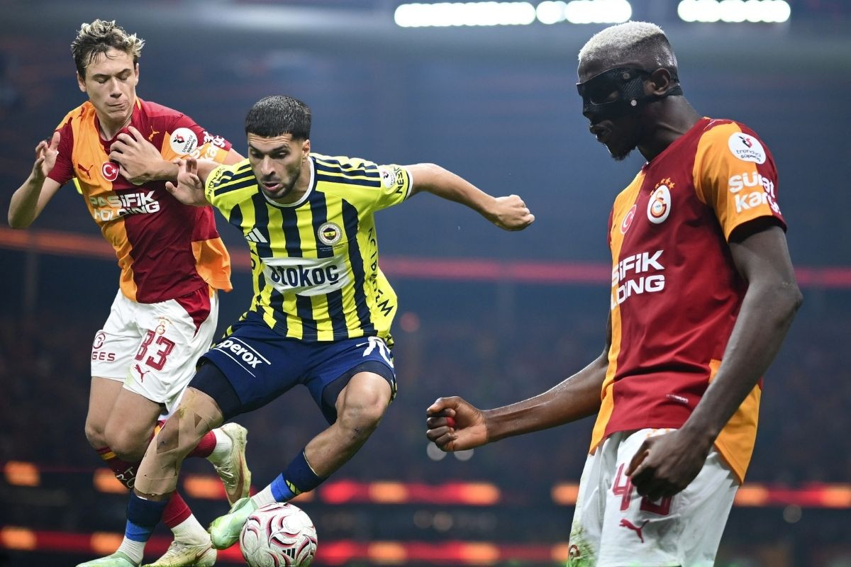 Galatasaray ile Fenerbahçe arasındaki derbide 2 gol atan Victor Osimhen gecenin yıldızı oldu