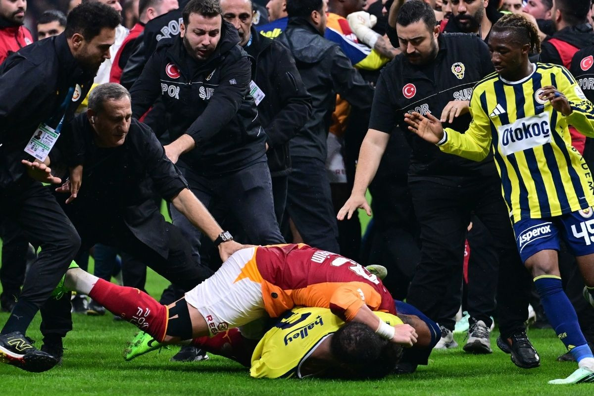 Galatasaray-Fenerbahçe derbisi biter bitmez futbolcular arasında kavga çıktı