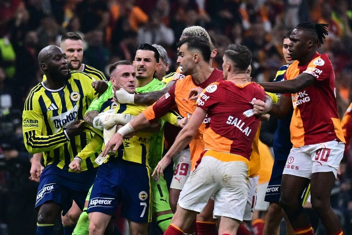 Galatasaray, maç sonunda olayların çıktığı derbiyle ilgili açıklama yapan Fenerbahçe'ye yanıt
