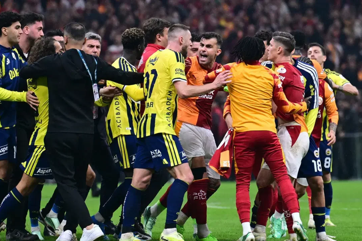 Fenerbahçe'den olaylı Galatasaray derbisi bitişiyle ilgili 'Bu davranışlar cezasız kalmamalıdır' açıklaması