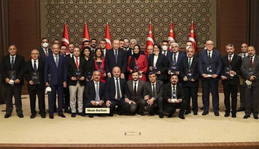 'Medya Ödülleri'ni dağıtan derneğin başkanı AK Parti Meclis Üyesi çıktı!