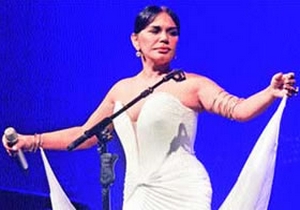 Göbeğim dışarıda bacak göstereyim