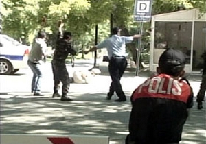 Adalet Bakanlığı'nda canlı bomba vuruldu