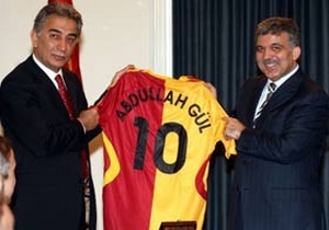 Gül'den Galatasaray'a kutlama