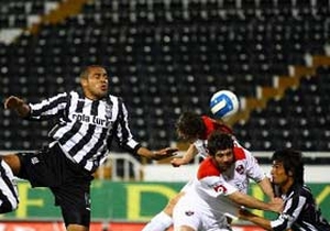 İnönü Stadı yıkılamıyor!
