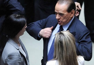 Berlusconi kadın vekillerle flörtte