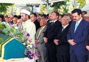 Tanıl Küçük'ün annesi toprağa verildi