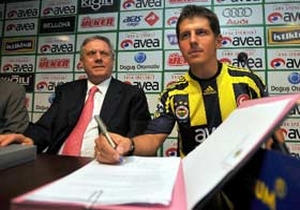 Emre Belözoğlu: Futbolu Fenerde bırakacağım