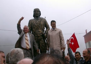 Veli Küçük'ün yaptırdığı heykel dikildi