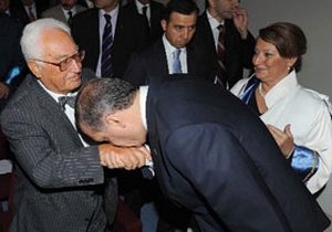 Erdoğan: Üç kişinin elini öpeceksin