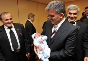 Gül'ün bebek sevgisi