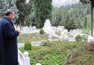 Erdoğan babasına dua etti