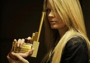 James Bond'un altın tabancası açık artırmada
