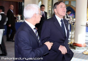 Müdürler, muhabirlerle yarışıyor