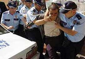 Başbakan'a silahlı protestocu şoku