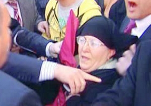 CHP'lilerden çarşaflı kadına dayak