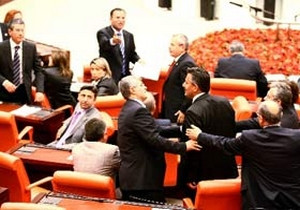 Meclis'te oturanı düşüren koltuk 