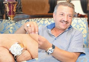 Parmağındaki yüzük kaç karat?