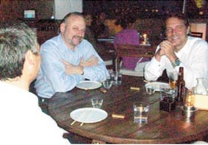 Paranın kokusunu aldı, gülüyor