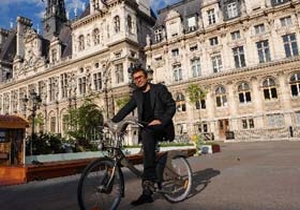 Limuzini bıraktı bisiklet kiraladı