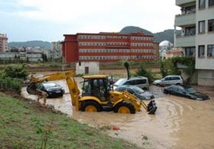 İstanbul sele teslim! Ev ve iş yerlerini su bastı