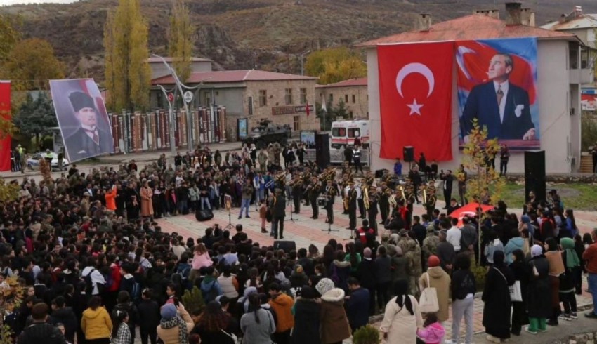 2’nci Ordu Bölge Bando Komutanlığı Hakkâri'de konser verdi
