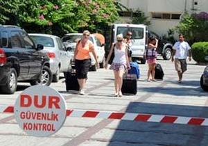 Balayına gittiler, kapıda kaldılar