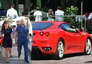 Şarkılık Ferrari garajdan çıktı
