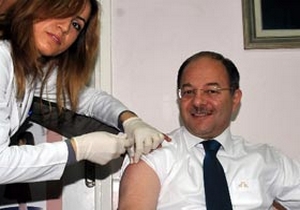 Bakan Akdağ da domuz gribi aşısı oldu