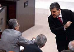 Gül Baykal'ın sırasına yürüdü