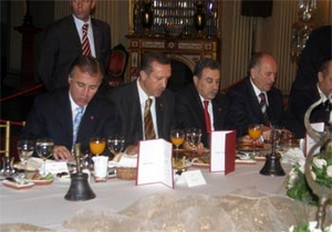 Yemekte neler oldu?