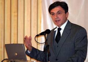 Özince: Birbirimizi yiyoruz