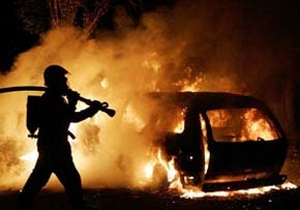Eşine kızan kadın sıfır otomobili yaktı