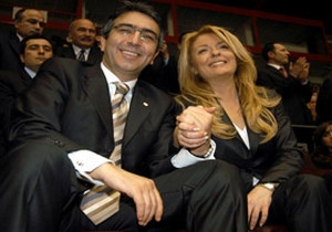 Mumcu, bu kez eşinin peşinden gitti