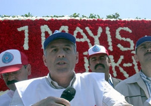 İşçiler bayramda meydanlarda