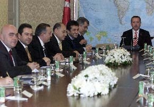 Hükümet, iki arada kaldı