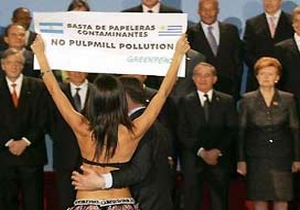 Liderlere bikinili protestocu