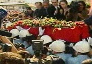 Özbilgin karanfillerle uğurlandı