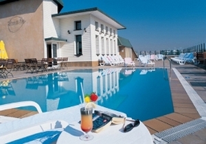 Havuz başında brunch keyfi