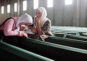 Srebrenitsa'da kurbanlar anılıyor