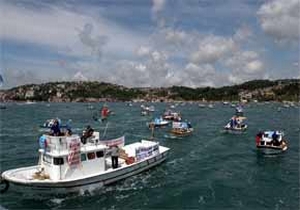 Çevrecilerden boğazda tanker protestosu
