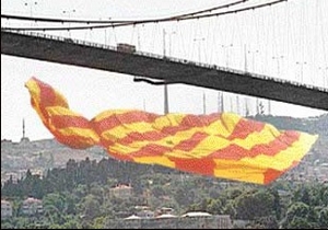 Dev GS bayrağına üçüncü saldırı