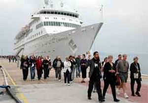 İzmir'e bir haftada gemiyle 7 bin 600 turist geldi